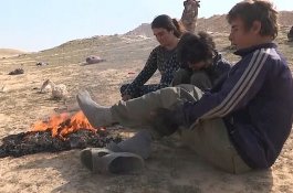 Terbebas Dari ISIS, Budak Seks Yazidi Rayakan Dengan Bakar Burqa