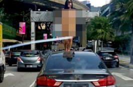 Lagi Macet, Waria Bikin Ulah Menari di Atap Mobil