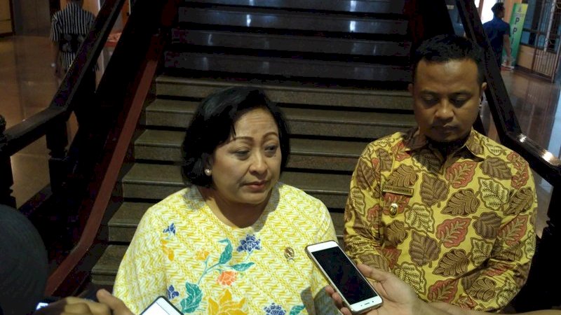 Ketua Wantimpres, Prof Sri Adiningsih bersama Wakil Gubernur Sulsel, Andi Sudirman Sulaiman.