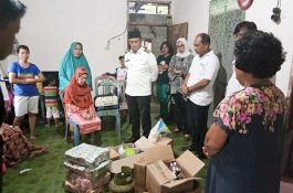 Datangi Warga Kurang Mampu, Wabup Lutim Serahkan Bantuan dari Kompor Sampai Kasur