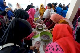 Dinkes, DPW, dan GOW Palopo Ajari Ibu-ibu Cabut Duri Ikan Bandeng