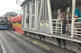 Duduk Sambil Angkat Kaki di Halte Trans Jakarta, Perempuan Ini Nyaris Jadi Tumbal
