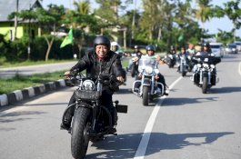 Pakai Penutup Wajah, Penyidik KPK Bawa Koper ke Mapolda Jawa Timur