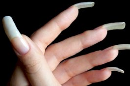 Hiii... Bahaya bagi yang Suka Memelihara Kuku Sampai Panjang