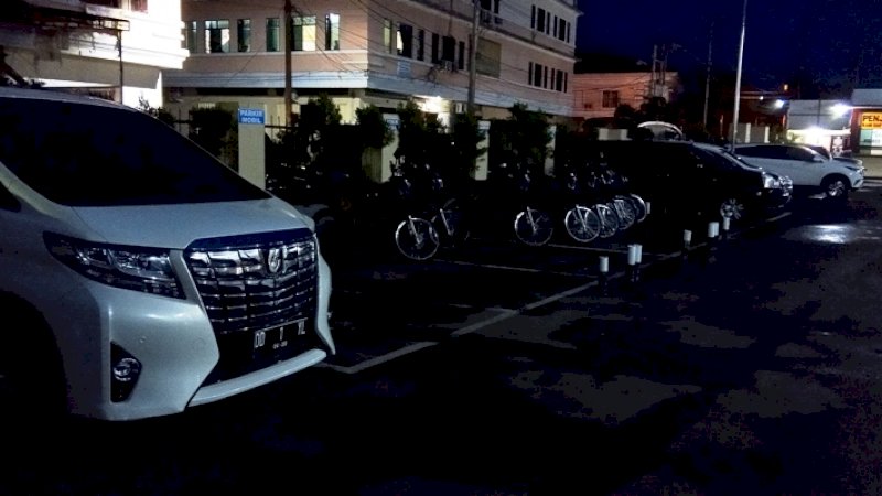 Mobil pribadi Ichsan Yasin Limpo masih berada di parkiran Mapolres Gowa, pada Jumat malam (15/3/2019).