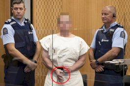 Dengan Tangan Terborgol Pembantai Jemaah Masjid Ini Bikin Simbol Sambil Tersenyum