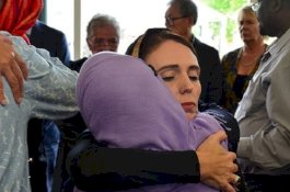 Mengenakan Kerudung, PM Selandia Baru Hibur Keluarga Korban