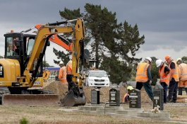 Alat Berat Gali Kuburan untuk Makam 49 Muslim yang Dibantai di Selandia Baru