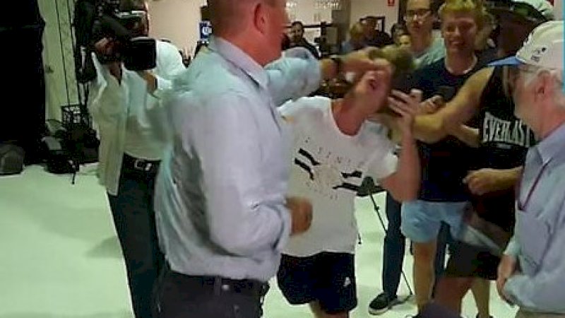 Senator Australia, Fraser Anning menampar seorang pemuda setelah pemuda itu memecahkan telur di kepalanya.