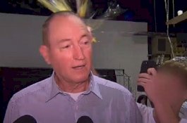 Timpuk Kepala Senator Australia Fraser Anning dengan Telur, Remaja Ini Dicekik Sejumlah Orang
