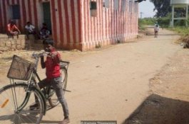 Warga Desa ini Percaya, Akan Celaka Jika Memakai Sepatu