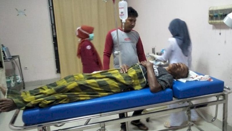 Hasan saat mendapatkan perawatan di RSUD Lanto Dg Pasewang, Jeneponto.