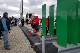 Marah Dengan Jalanan Jelek, Pengusaha Buat Jalan Raya Terkecil di Dunia