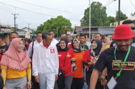 Pakai Jaket 01, Nurdin Abdullah Jalan Sehat di Takalar