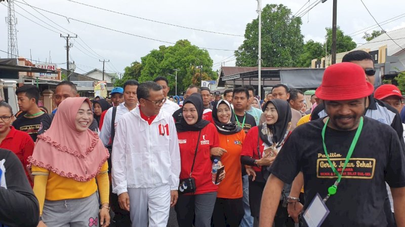 Pakai Jaket 01, Nurdin Abdullah Jalan Sehat di Takalar