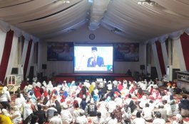 Penonton Debat Cawapres di Rumah Danny Pomanto Kompak Pakai Sarung