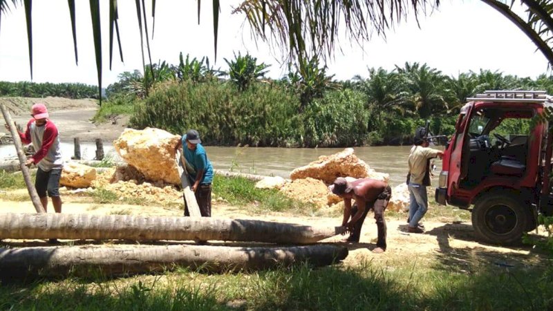 BPBD Pasangkayu Kerjasama PT Mamuang Perbaiki Tanggul Sungai di Pedanda