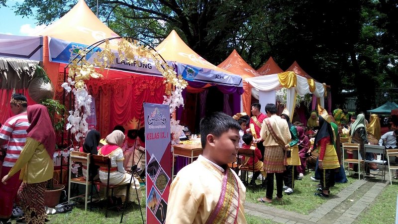 Kenakan Pakaian Tradisional, Siswa-Siswi SMP Athirah 2 Makassar Ikuti Pekan Budaya