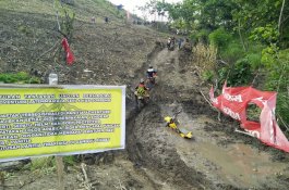 Diikuti 2000 Rider, Salat di Tengah Hutan, Ada yang Peserta yang Ditandu
