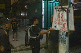 Pemuda Makassar Pasang Spanduk Prabowo-Sandi Berbahan Karung