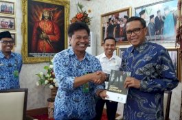 BBKSDA Sulsel Serahkan Buku Wisata Alam ke Nurdin Abdullah