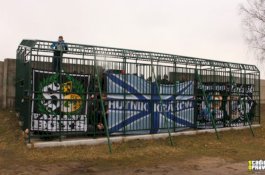 Cegah Bentrokan, Penggemar Sepak Bola Dipaksa Nonton di Kandang Logam