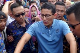 Alasan Menohok Sandi Sering Bagi-bagi Obat Sakit Kepala dan Masuk Angin