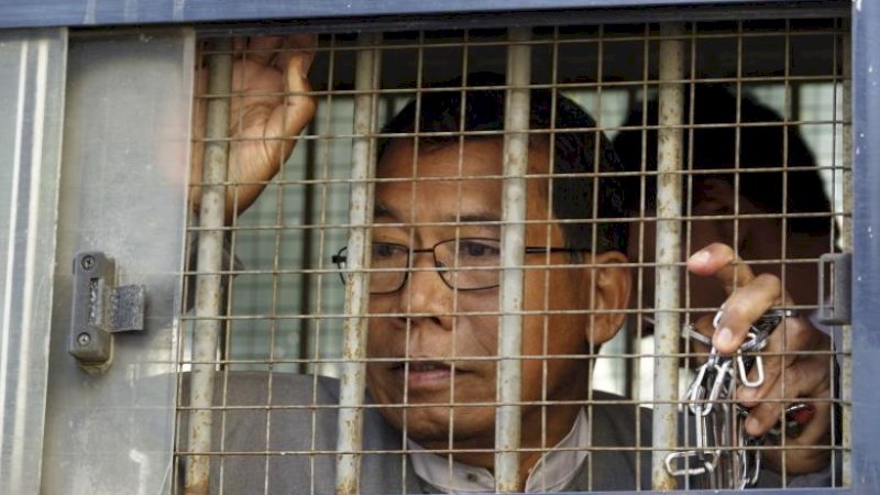 Aye Maung dikawal di luar pengadilan setelah sidangnya di pengadilan Sittwe di Sittwe, Rakhine, Myanmar, pada 19 Maret 2019. (FOTO: EPA-EFE)