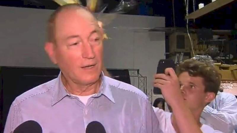 Saat seorang pria muda memecahkan telur di kepala Senator Australia Fraser Anning.
