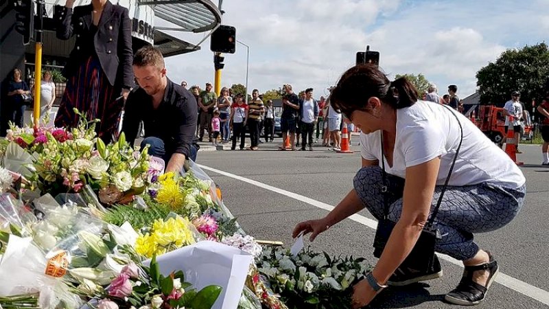 Warga kota Christchurch, Selandia Baru menetapkan karangan bunga untuk mengungkapkan rasa duka terkait penembakan masjid di Selandia Baru. (AFP / GLENDA KWEK)