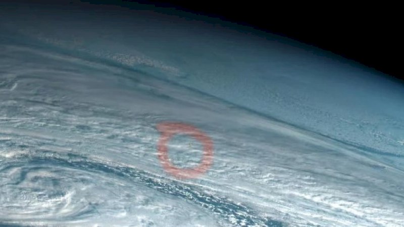 Jejak ledakan meteor di Laut Bering (Foto: Twitter/@simon_sat)