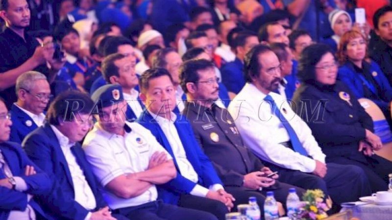 Ketua Umum DPP Partai NasDem, Surya Paloh (dasi biru) dan Gubernur Sulsel Syahrul Yasin Limpo saat berada di acara pelantikan Rusdi Masse, Jumat (26/8/2106).