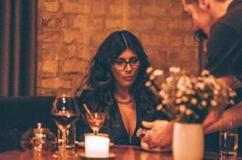 Romantis, Intip Lamaran Eks Bintang Film Porno Mia Khalifa saat Makan Malam