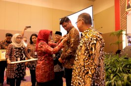 Bupati Gowa Raih Pin Anugrah Kencana dan Piagam Penghargaan dari BKKBN RI