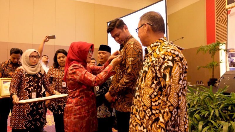 Bupati Gowa Raih Pin Anugrah Kencana dan Piagam Penghargaan dari BKKBN RI