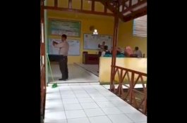 Pria Berseragam Cokelat Pandu Yel-Yel Jokowi, Polisi: Mungkin Pendamping PKH