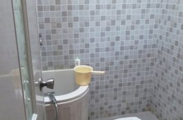 Bantu Bikin Tusuk Sate, Upahnya Main Hohohihi dengan Istri Teman di Kamar Mandi