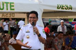 Bupati Barru Janji Bangun Tribune di Lapangan Mangkoso