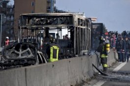 Sopir Membajak dan Membakar Bus Sekolah yang Membawa 51 Siswa