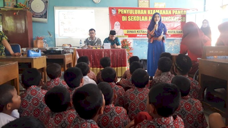 DKP Makassar Ajari Murid SD Kenali Jajanan Sehat