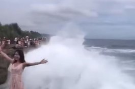 Viral: Turis China Dihempas Ombak Besar Saat Foto di Bali