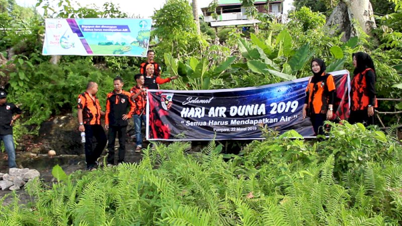 Sejumlah anggota ormas dan aktivis lingkungan  melakukan pembersihan di lokasi mata air di Kelurahan Lemoe, Kecamatan Bacukiki, Kota Parepare, Sulawesi Selatan, Jumat (22/3/2019). 