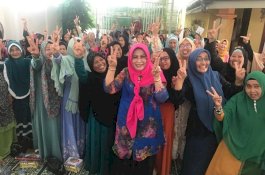 Peduli Majelis Taklim, Apiaty Amin Syam Keliling Masjid Temui Emak-emak