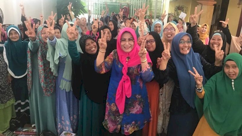 Politikus Partai Golkar, Apiaty Amin Syam, berfoto bersama emak-emak majelis taklim.
