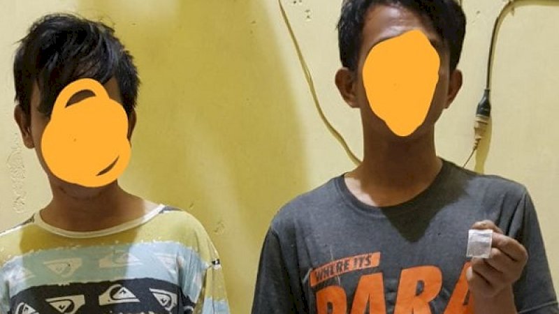 Dua pelaku yang diamankan polisi.
