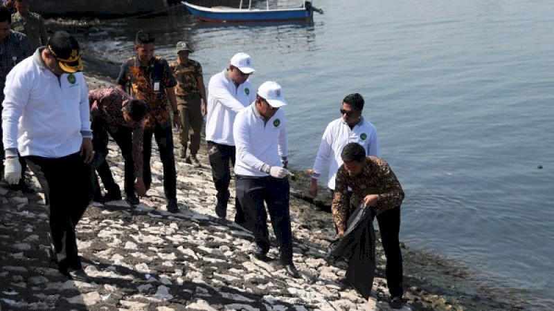 Kerja Bakti dan Bakti Sosial dalam rangkan Hari Peduli Sampah Nasional (HPSN) oleh Kejaksaan Tinggi Sulawesi Selatan. Kegiatan berlangsung di anjungan Toraja Mandar Pantai Losari, Jumat (22/3/2019).