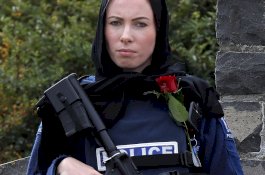 Polwan Berhijab Berwajah Murka di Pemakaman Christchurch Jadi Viral