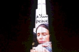 Gedung Tertinggi di Dunia Nyalakan Lampu Bergambar PM Selandia Baru