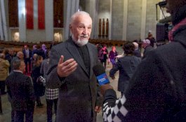 Pastor Ditikam di Depan Jemaat Selama Misa Siaran Langsung di TV