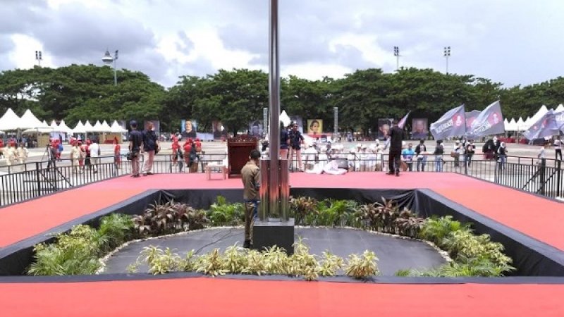 Desain panggung dan mimbar, tempat Prabowo akan berpidato di Lapangan Karebosi, Makassar, Minggu (24/3/2019).